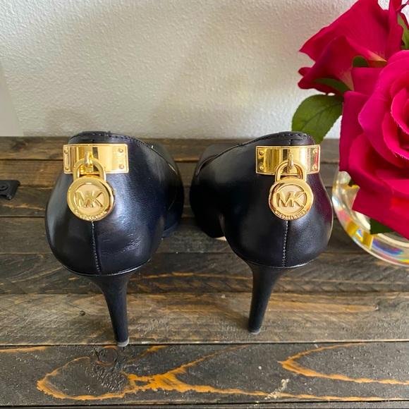 Michael Kors peep-toe “Josie Peep” w/Mk gold lock detail on back. (Size 6M).🌹 - Picture 5 of 16